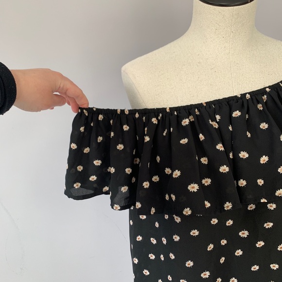 📦 MOVING SALE 🚛 Floral off-shoulder peasant top Size M - Picture 4 of 4